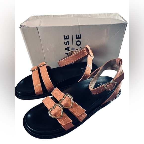 CHASE AND CHLOE. Elaxi Flatform
Sandal (Women) size 8 - Picture 4 of 8